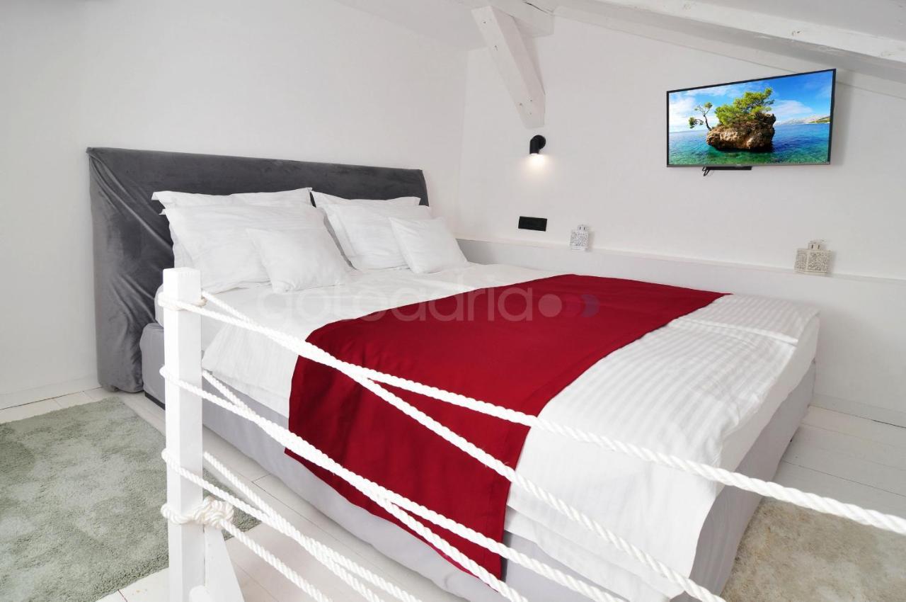 Beachfront Deluxe B&B Макарска Экстерьер фото